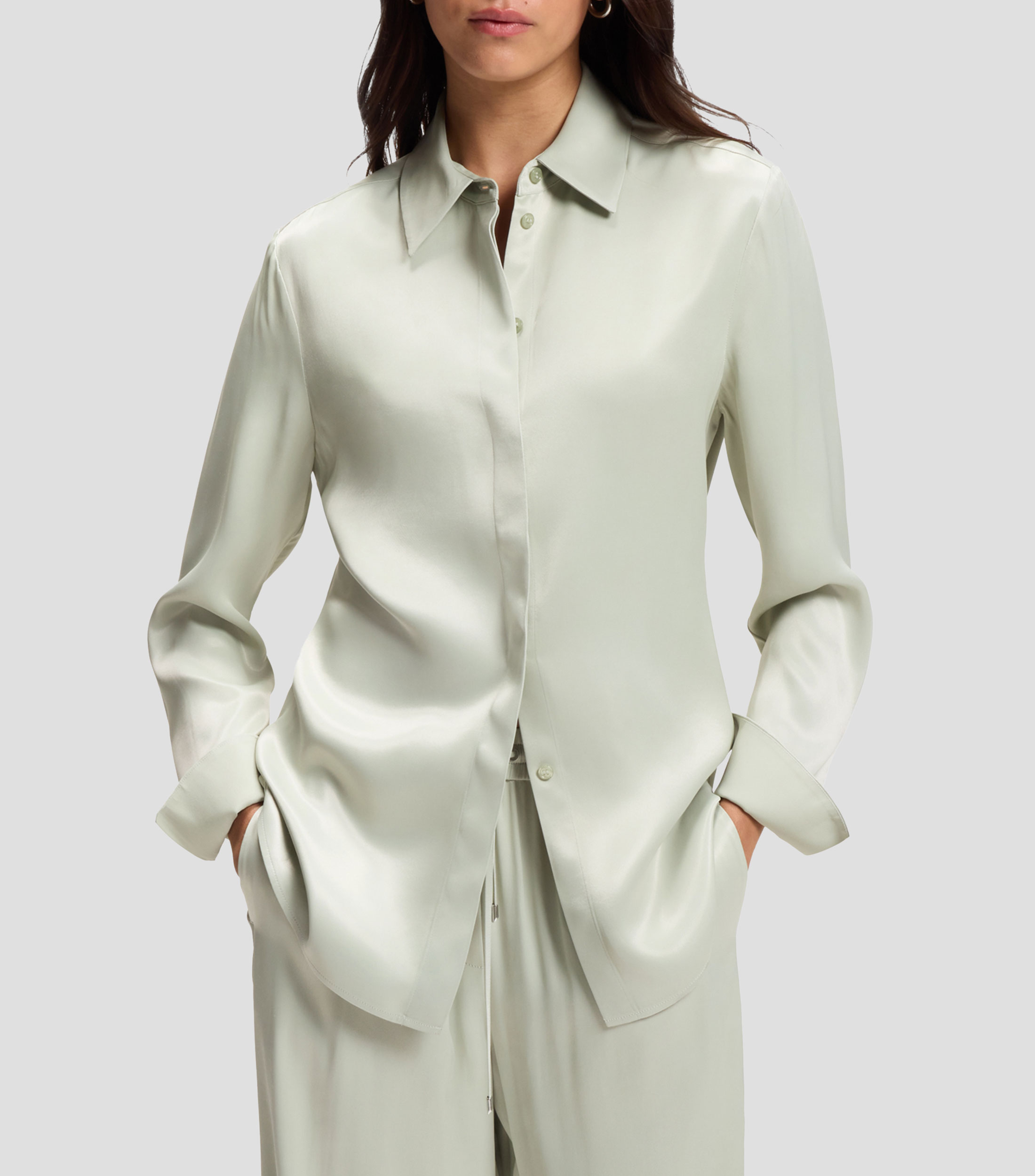 Blusa regular fit en tejido suave y brillante Mujer